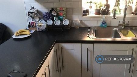 1 bedroom in a house share to rent - Photo 4