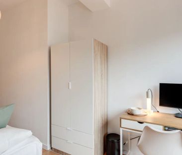 Room in a shared 10-bedroom apartment for rent in la Dreta de l'Eixample perfect for professionals. - Foto 1