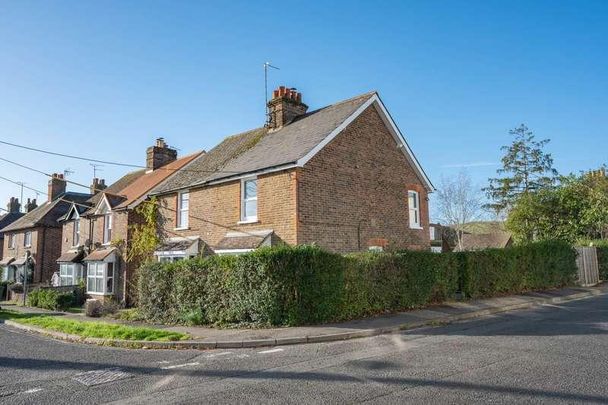 Daux Way, Billingshurst, RH14 - Photo 1