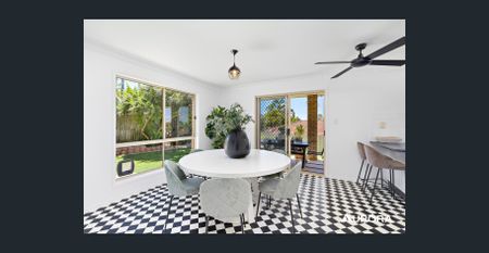 SPRAWLING FAMILY HOME! - Photo 3