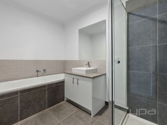 4 BEDROOM TOWNHOUSE ATHERSTONE ESTATE - Photo 1