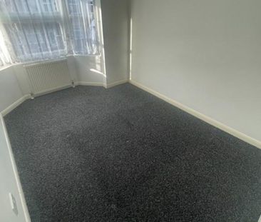 5 Bedroom House - End Terrace To Let - Photo 2