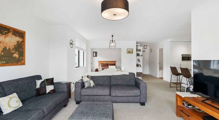 Modern & Stylish Two Bedroom Apartment - Photo 3