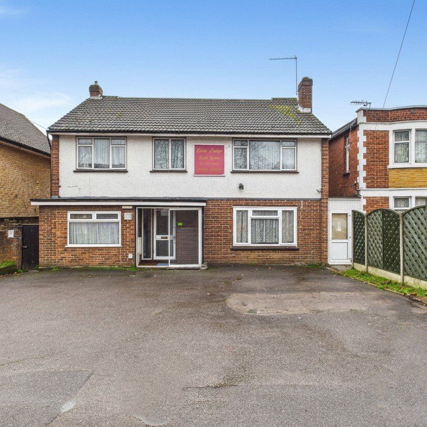 1 bedroom in Albert Street, Slough - Photo 2