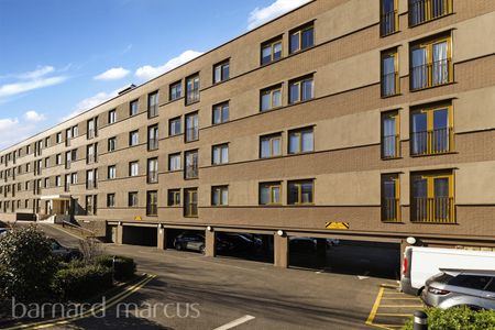 London Road, Sutton, Cheam - Photo 3