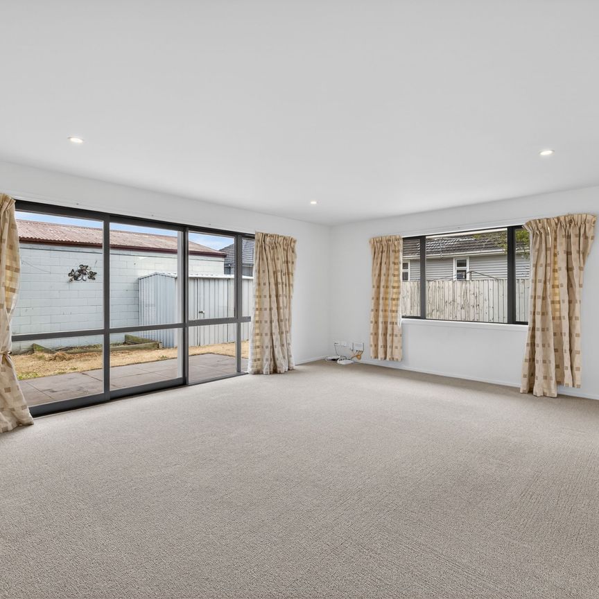 Spacious 4 Bedroom Family Home In Sought After Burwood! - Photo 1