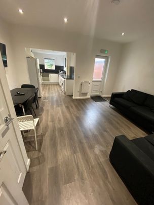 5 Bed Terraced House, Strawberry Road, M6 - Photo 1