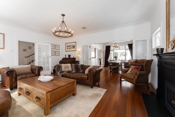 Luxurious Fully Furnished Home with Pool and Gym in Prime Epsom Location - Photo 1