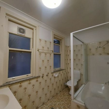 Modern Inner-City Living 2-Bedroom Apartment in Potts Point - Photo 4