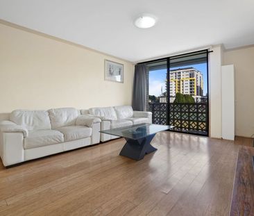 Contemporary unit, furnished & a stone's throw from train stations - Photo 5