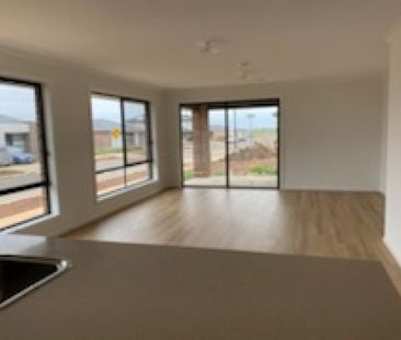 Stunning spacious home - Photo 6