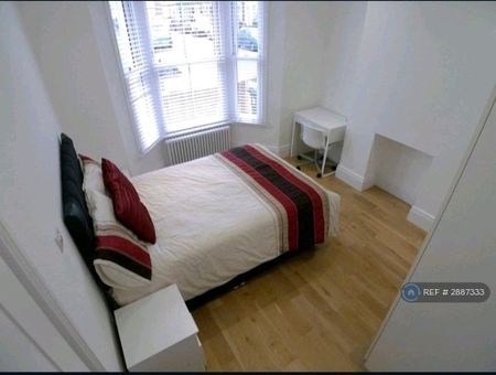 1 bedroom in a house share to rent - Photo 4