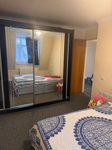 2 Bed Flat, Claire House, IG1 - Photo 4