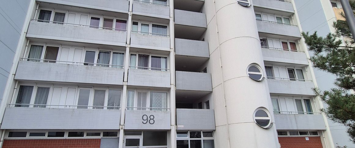 2-Zimmer-Wohnung in einem Mehrfamilienhaus (nur mit vorliegendem Wohnberechtigungsschein für mind.2 Personen) zu vermieten - Foto 1