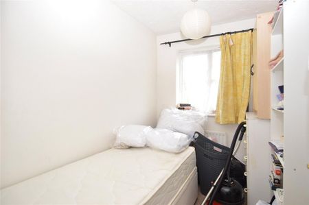 3 bedroom end of terrace house to rent - Photo 4