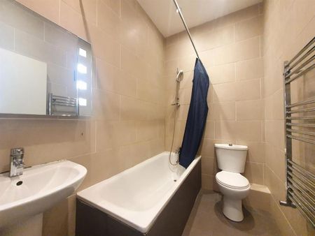 3 bedroom flat to rent - Photo 4