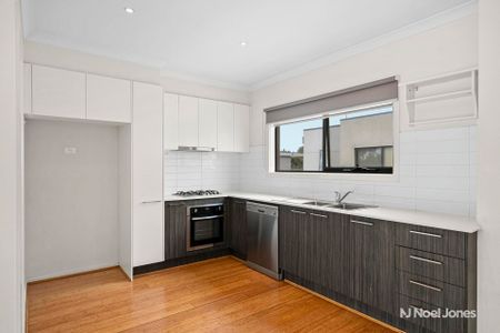 4 Lithgow Way, MOOROOLBARK - Photo 3