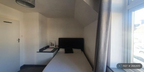 1 bedroom in a house share to rent - Photo 3