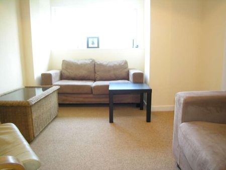 Bedroom Detached House In Winton, BH9 - Photo 2
