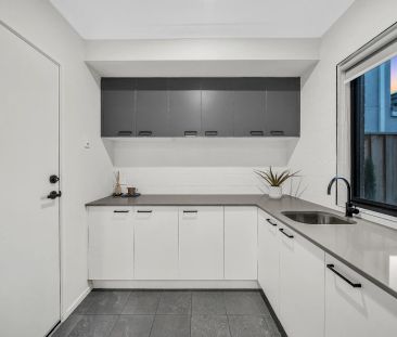 Modern 5-Bedroom Family Home in Prime Location - Photo 4