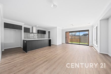 Modern Family Living in Clyde North - Photo 3