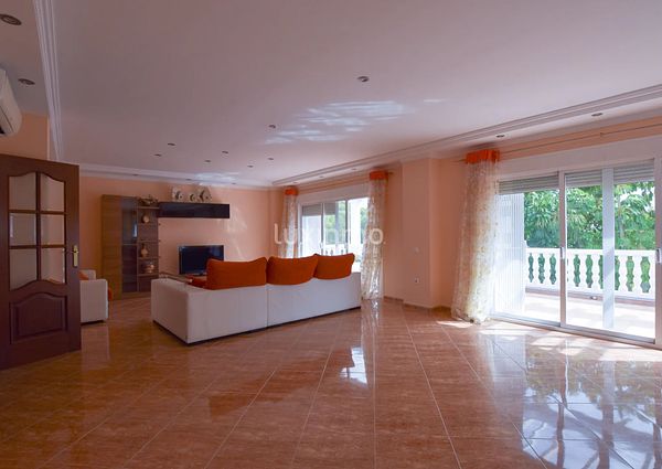 Stunning and large house for rent in the center of Calpe