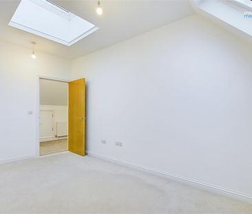Fantastic newly converted, split level, second floor apartment enjoying open plan living with roof top views over Brighton. Offered to let un-furnished. Available now! - Photo 6