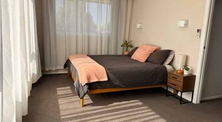 4 bedroom family home with a pool! - Photo 3