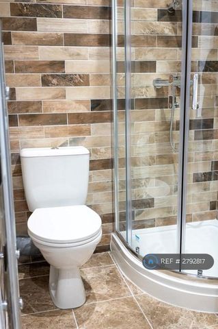 1 bedroom in a flat share to rent - Photo 4