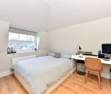 Modern three bedroom, three bathroom apartment on Clifton Hill - Photo 1