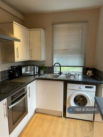 1 bedroom in a house share to rent - Photo 3