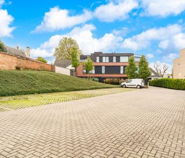 Gelijkvloers appartement met 2 slaapkamers, groot terras en parkeer... - Photo 2