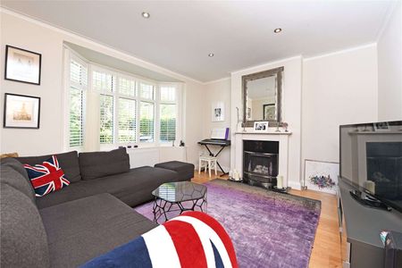 A well-presented five bedroom family house on a residential road in North Kingston close to Richmond Park. - Photo 3