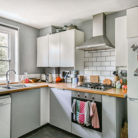 1 bedroom in a flat share to rent - Photo 3