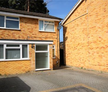 3 Bedroom House - Holland Gardens, Fleet - Photo 3