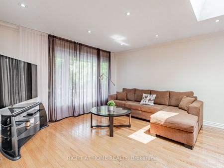 For Lease - 7 Point O'Woods Drive, Vaughan, Ontario - Photo 3