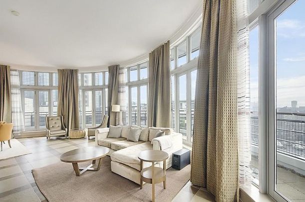 Penthouse duplex apartment on the seventh and eighth floor is presented with a spectacular panoramic view and 360° wrap around balcony of the London skyline and St Katharine Dock. - Photo 1