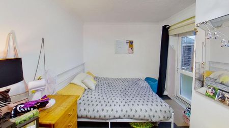 5 bedroom semi-detached house to rent - Photo 2