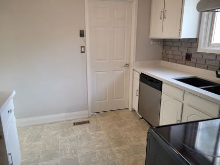 For Lease - 8087 Aintree Drive, Niagara Falls, Ontario - Photo 5