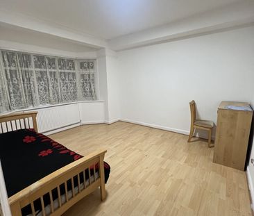 2 Bed Flat, Gantshill Crescent, IG2 - Photo 2