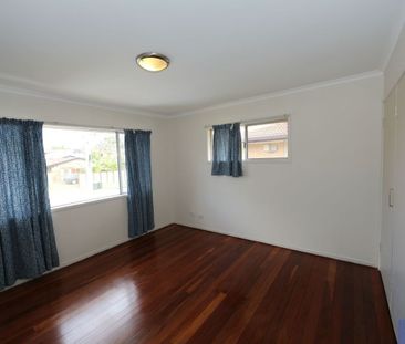 302 Broadwater Road, Mansfield QLD 4122 - House For Rent | Domain - Photo 5