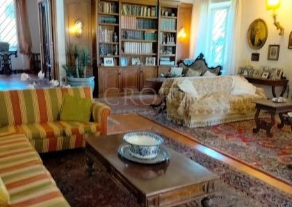 Ardeatina-Divino Amore: Quiet, charming rustic villa, big and well-curated garden, 3 beds, 1 study, 3 baths, living room, kitchen, with terraces , AC and parking space. Ref 2322