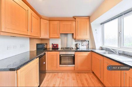 3 bedroom flat to rent - Photo 5