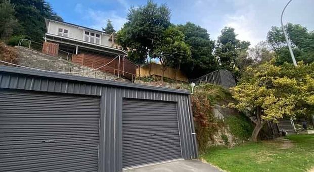 Large 4 Bedroom home + 1 Bedroom self contained - Photo 1