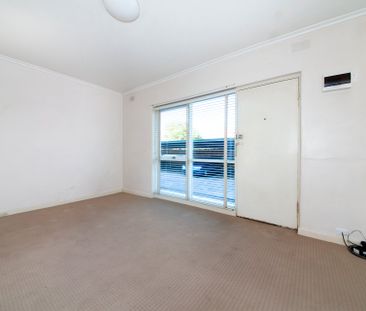 One-bedroom Ground Floor Apartment in a Great Location! - Photo 5