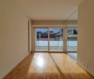 Charmant appartement de 2.5 pièces avec grand balcon au centre-ville - Photo 1