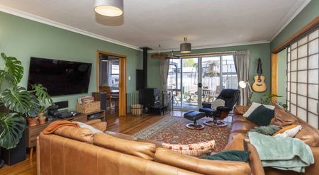 Pet friendly family home! - Photo 3