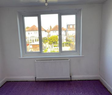 4 Bed Terraced House, Queenborough Gardens, IG2 - Photo 4