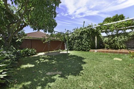 Four bedroom family home in convenient Burwood location - Photo 5