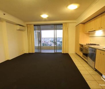 Unfurnished Studio Apartment with Stunning Views - Photo 1